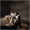 Tskhinvali, Ossezia del Sud, agosto 2008 - Una donna georgiana nel letto della sua casa