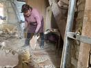 15 Novoluhans'ke, donna che ripulisce macerie distrutta da un Grad - © Stefania Battistini