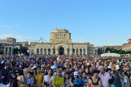 Folla a Yerevan per la visita di Papa Francesco (foto S. Zoppellaro)