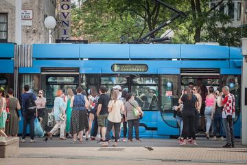 Zagabria, persone in attesa del tram © BalkansCat/Shutterstock