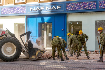La mattina successiva al terremoto a Zagabria, l'esercito sgombera le macerie (supergenijalac/Shutterstock)