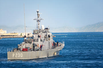 Nave militare greca lascia il porto di Rodi, sullo sfondo la Turchia © Lubos K/Shutterstock