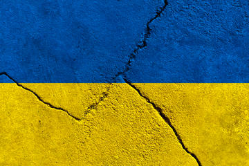 Bandiera ucraina su muro con crepe