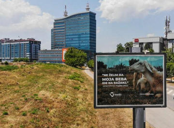 Cartellone a Banja Luka “Non voglio che mio figlio finisca sullo spiedo” firmato “una mamma pecora anonima” - foto Dotto