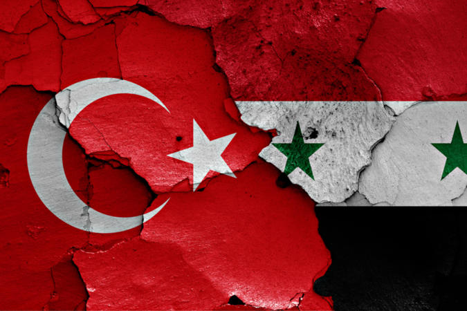Bandiera turca e siriana su muro (foto di Danielo Shutterstock)