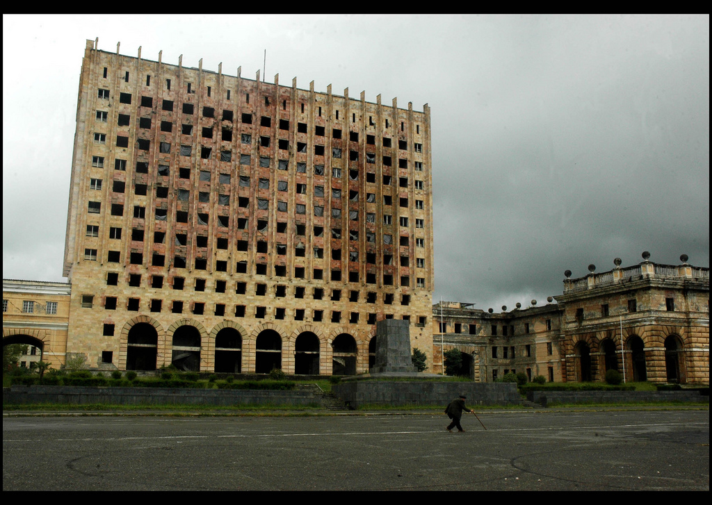 Sukhumi, il palazzo del governo (Foto John, Flickr)