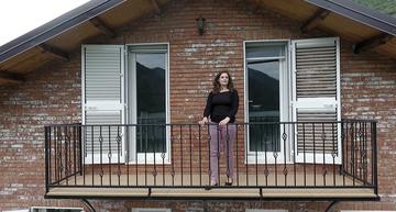 Ermira sul balcone della sua guesthouse a Koman - Ivo Danchev