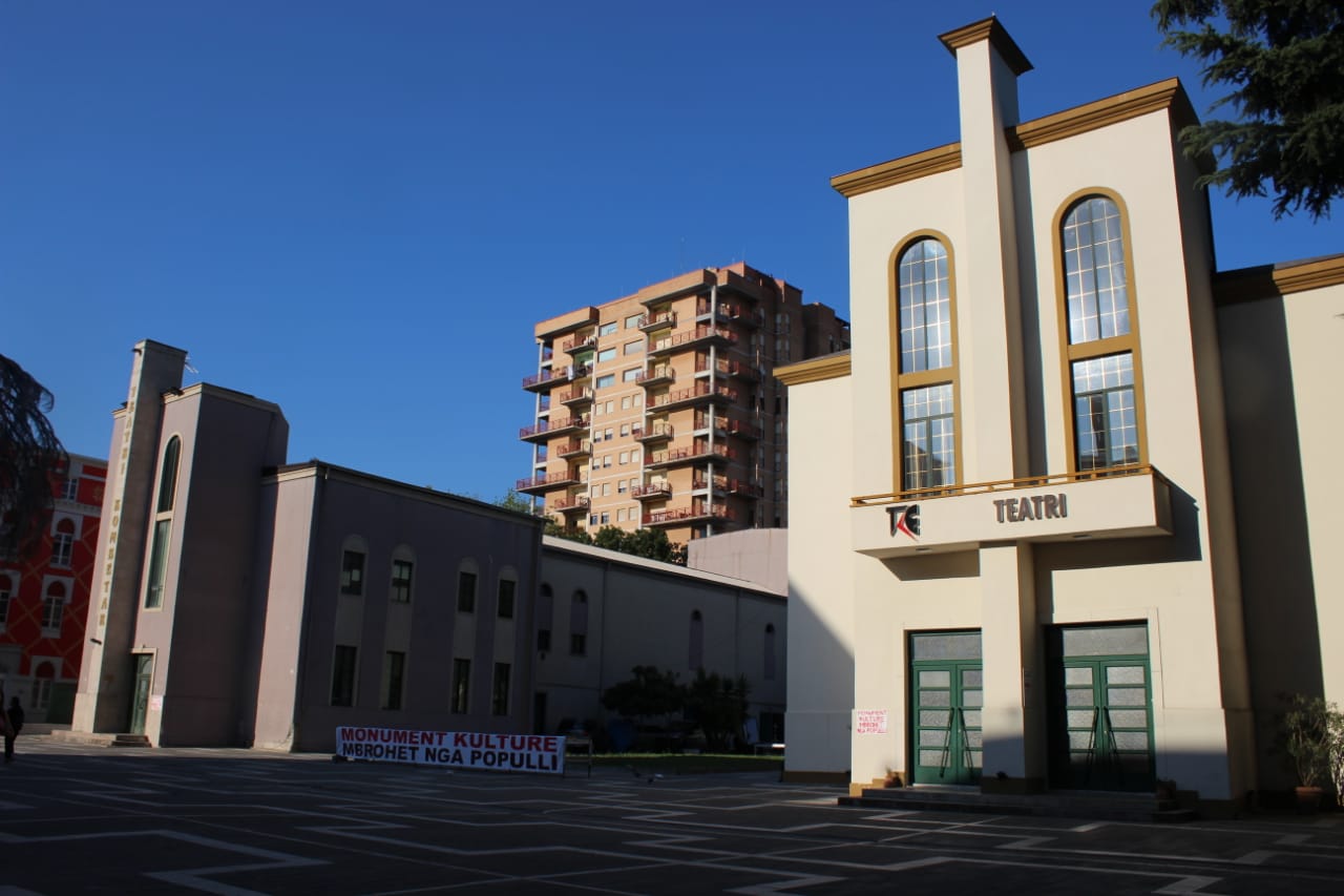 Teatro nazionale, Tirana con la scritta "Monumento di cultura, protetto dal popolo" (su gentile concessione dell'Alleanza per il teatro)