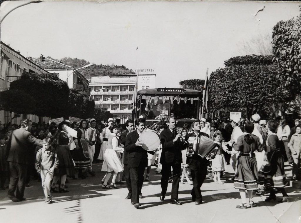 Musicisti per strada a Permet negli anni '60 - Foto dall'archivio personale di Ylli Muço