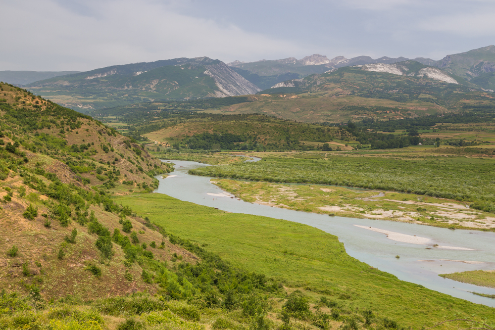 Paesaggio con fiume nel Parco nazionale di Lure, Albania