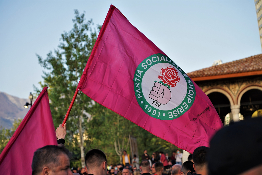 Tirana, bandiera del Partito socialista © Zuttmann Benoelken/Shutterstock