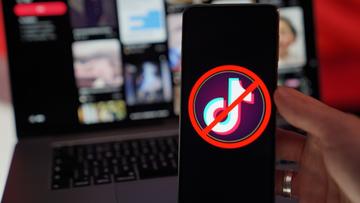 Notebook and smartphone with a ban symbol for TikTok © RKY Photo/Shutterstock