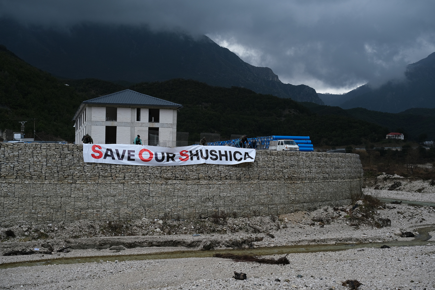 Manifestanti protestano nel sito di costruzione dell'acquedotto - Foto di Nensi Bogdani Manifestanti protestano nel sito di costruzione dell'acquedotto - Foto di Nensi Bogdani