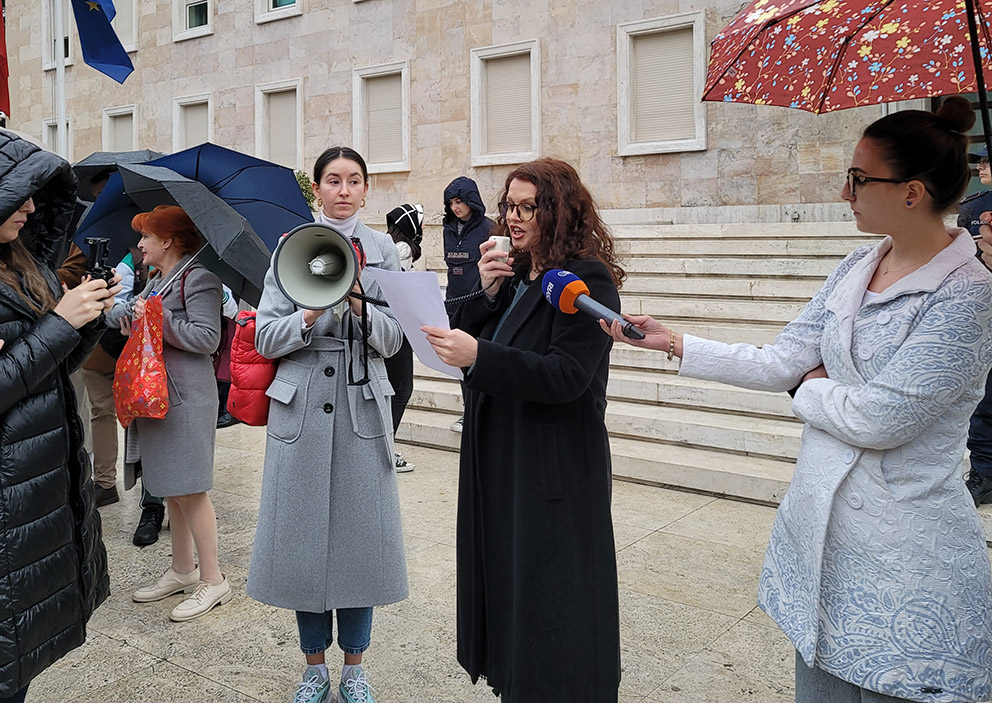 La giornalista investigativa Aurora Velaj durante la protesta (foto di Erisa Kryeziu - Citizens Channel)