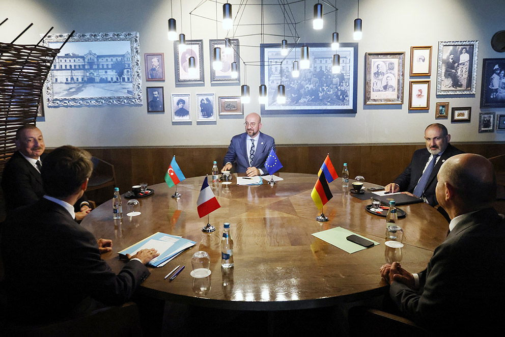 From left to right: Ilham ALIYEV (President of the Republic of Azerbaijan), Emmanuel MACRON (President of France), Charles MICHEL (President of the European Council), Nikol PASHINYAN (Prime Minister of the Republic of Armenia), Olaf SCHOLZ (Federal Chancellor, Germany) © European Union From left to right: Ilham ALIYEV (President of the Republic of Azerbaijan), Emmanuel MACRON (President of France), Charles MICHEL (President of the European Council), Nikol PASHINYAN (Prime Minister of the Republic of Armenia), Olaf SCHOLZ (Federal Chancellor, Germany) © European Union