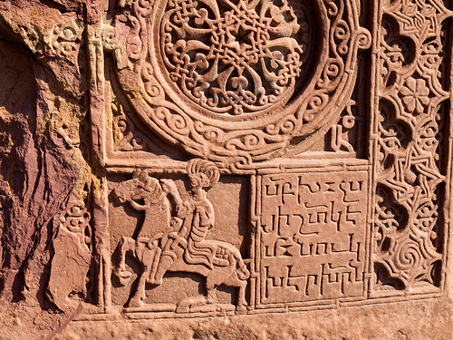 Antichi rilievi a Echmiadzin, Armenia (Foto Sjdunphy, Flickr) Antichi rilievi a Echmiadzin, Armenia (Foto Sjdunphy, Flickr)