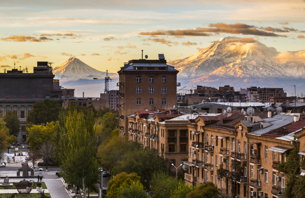 Yerevan, sullo sfondo il monte Ararat © YuG/Shutterstock