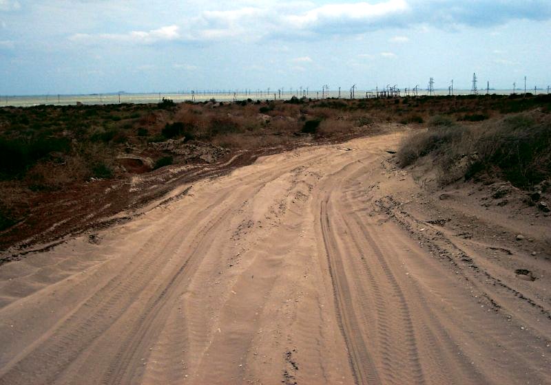 Strada nella penisola di Absheron, fuori Baku