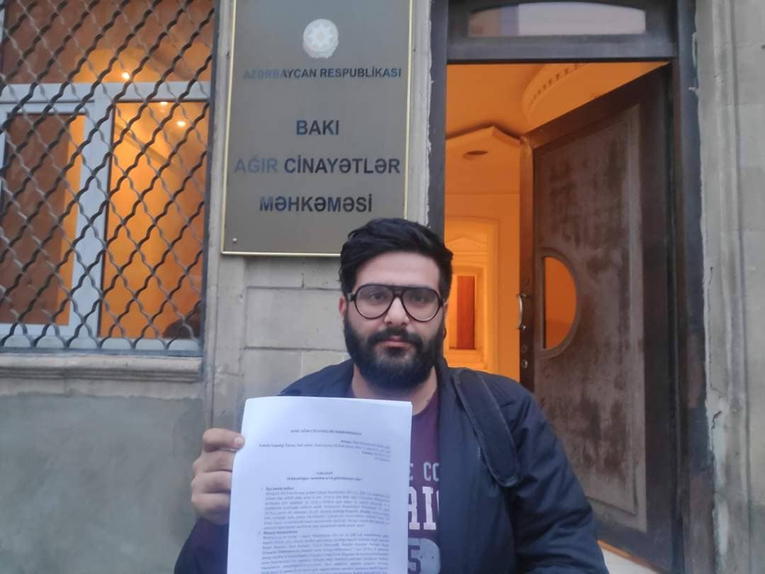 Ilkin Rustamzade davanti alla Corte di Baku, 12 dicembre 2019 (@ Ilkin Rustamzade) Ilkin Rustamzade davanti alla Corte di Baku, 12 dicembre 2019 (@ Ilkin Rustamzade)