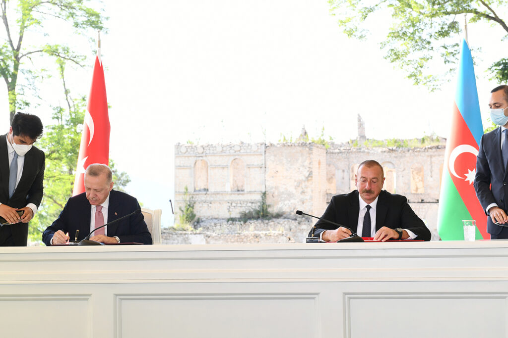 Il presidente turco Recep Tayyip Erdoğan e il presidente dell'Azerbaijan Ilham Aliyev sottoscrivono la "Dichiarazione di Susha" - foto ufficiale