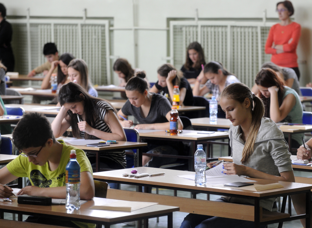 Belgrado, un momento d'esame con studenti delle scuole superiori (© bibiphoto/Shutterstock)