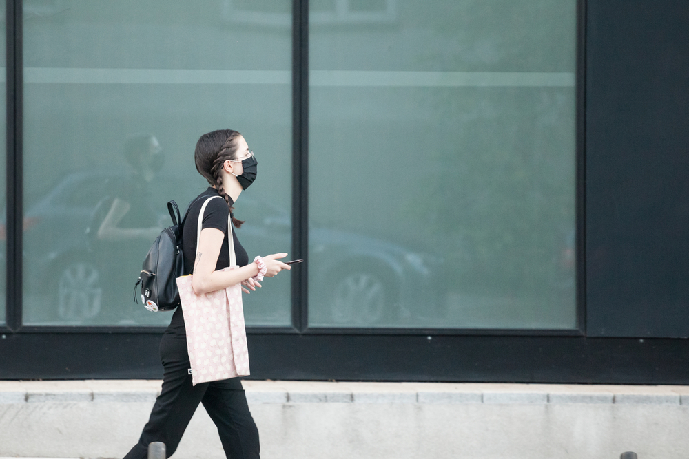 Una ragazza in centro a Belgrado - © BalkansCat/Shutterstock