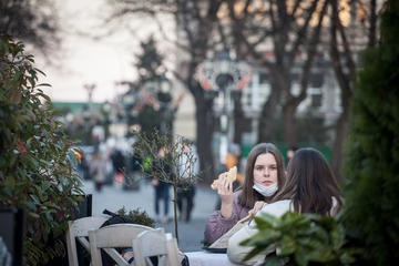 Giovani in centro a Belgrado - © BalkansCat/Shutterstock