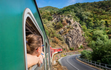 Treno che atraversa i monti della Bulgaria © varuna/Shutterstock