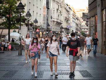 Giovani passeggiano per il centro di Belgrado © BalkansCat/Shutterstock