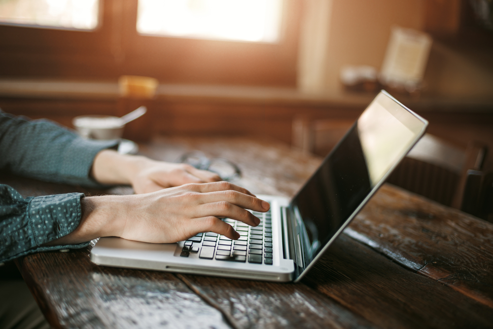 Lavoratore al computer portatile © Stock-Asso/Shutterstock