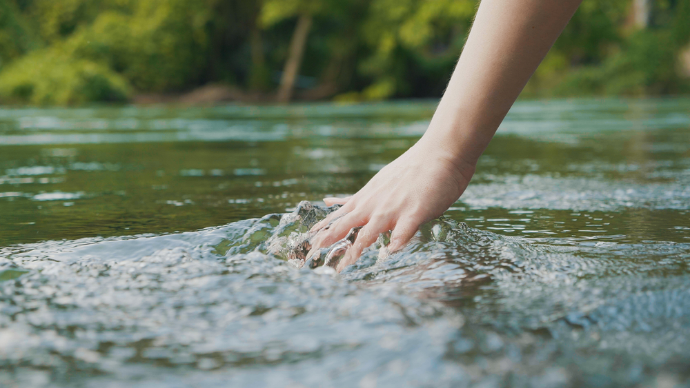 mano nell'acqua