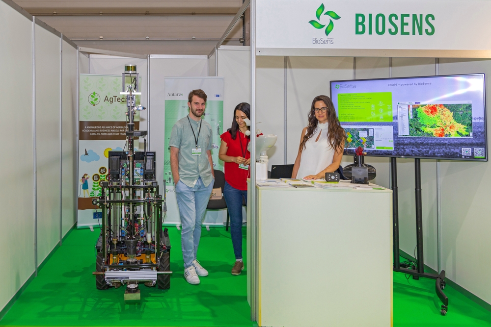 A stand at the Novi Sad Agricultural Fair of an institute dealing with IT applications in the agricultural field - © Baloncici/Shutterstock