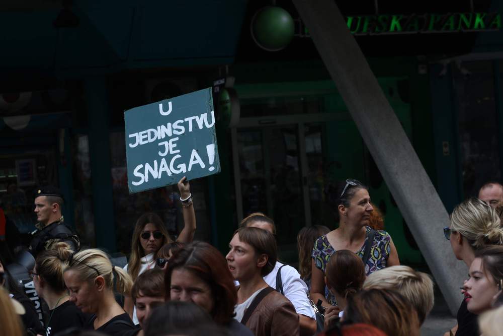 Un cartello con la scritta "Nell'unità è la forza", durante una manifestazione a Sarajevo nel 2019 - © camobor/Shutterstock