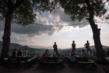 Una veduta dall'alto di Sarajevo con giovani in primo piano