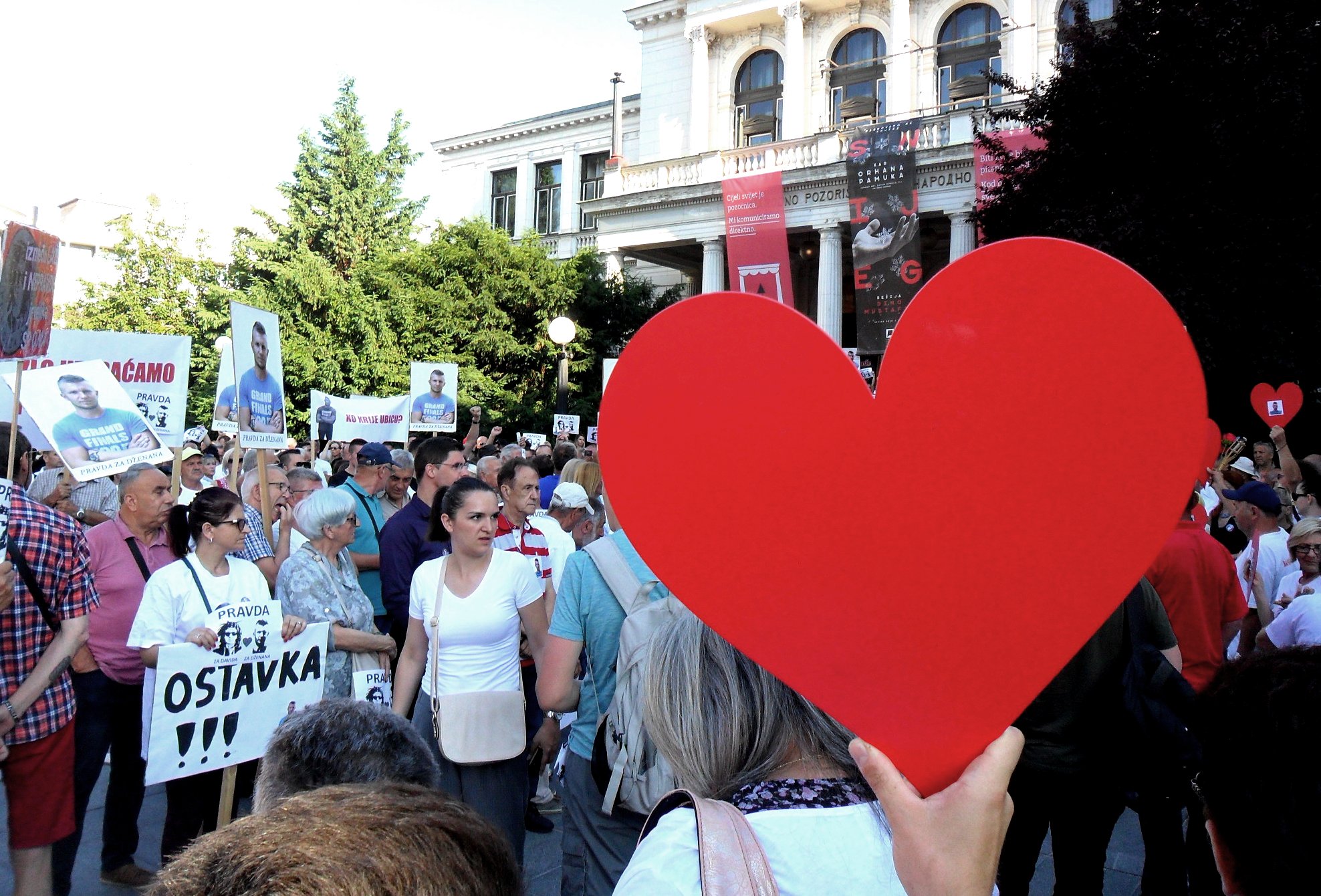 Ma manifestazione per chiedere giustizia tenutasi lo scorso sabato a Sarajevo (foto di Alfredo Sasso)