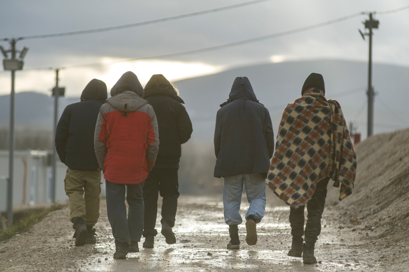 Migranti ritratti di spalle in Bosnia Erzegovina