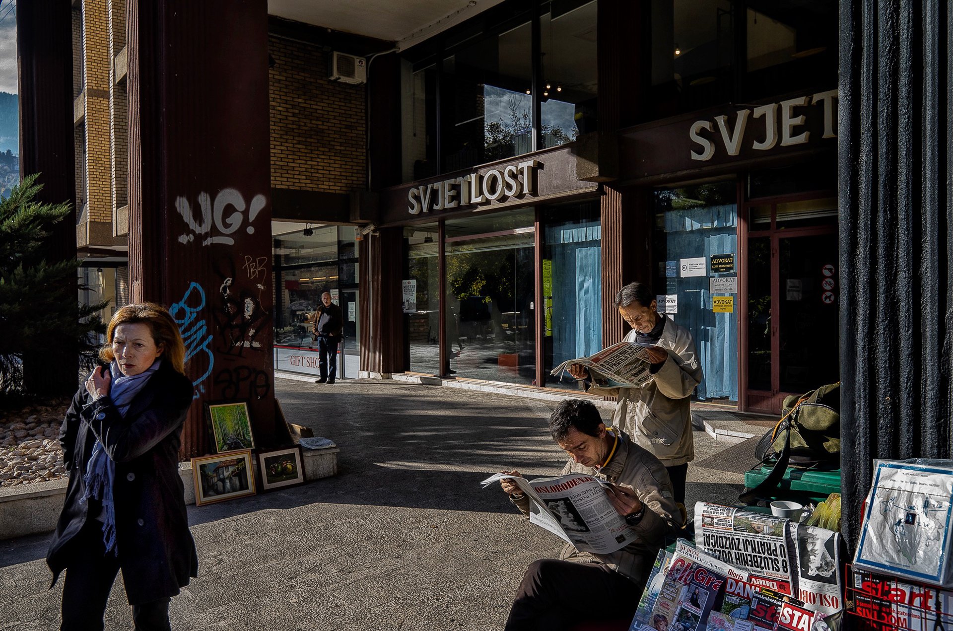 Persone intente a leggere il giornale a Sarajevo