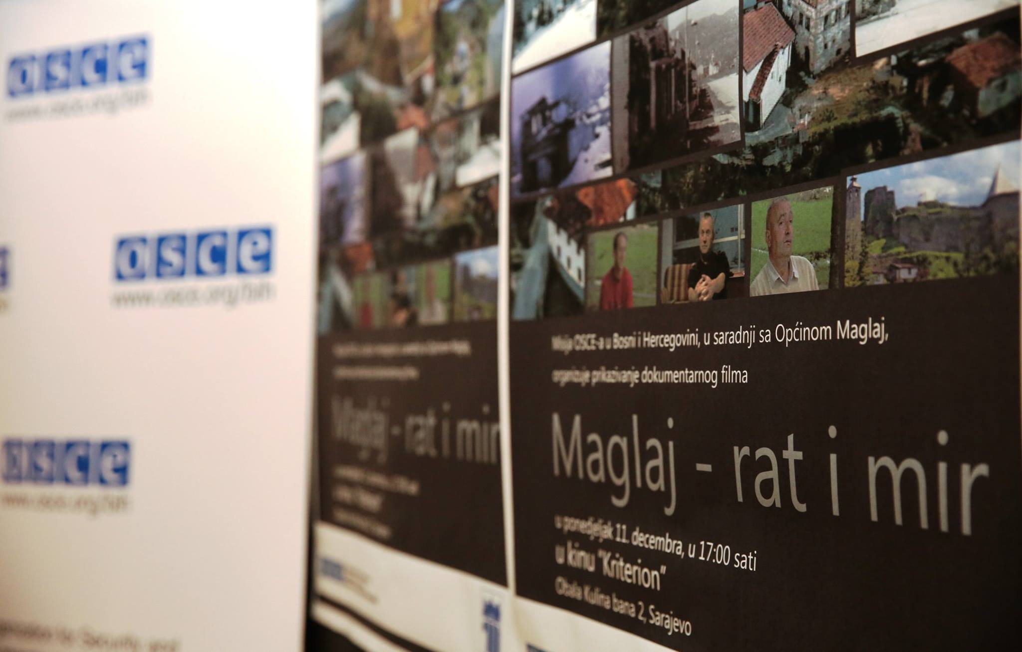 Un cartellone pubblicitario della proiezione del film "Maglaj, guerra e pace", immagine tratta dal profilo Facebook della missione Osce in BiH