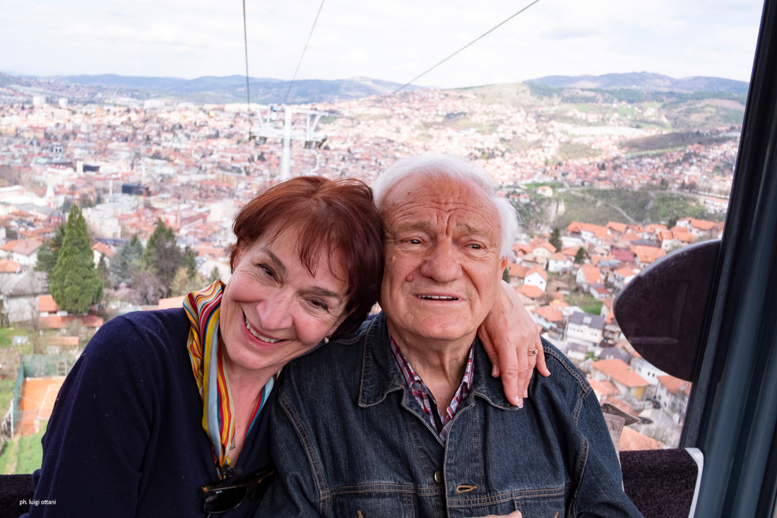Azra Nuhefendić a Sarajevo in compagnia di Jovan Divjak (foto di Luigi Ottani) Azra Nuhefendić a Sarajevo in compagnia di Jovan Divjak (foto di Luigi Ottani)