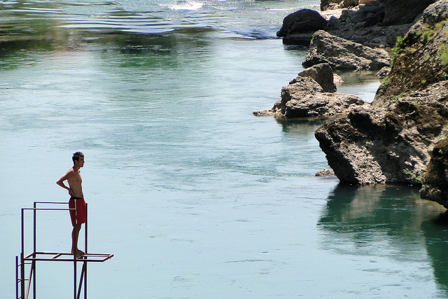 Ragazzo sulle rive della Neretva (Foto Adam Jones, Flickr)