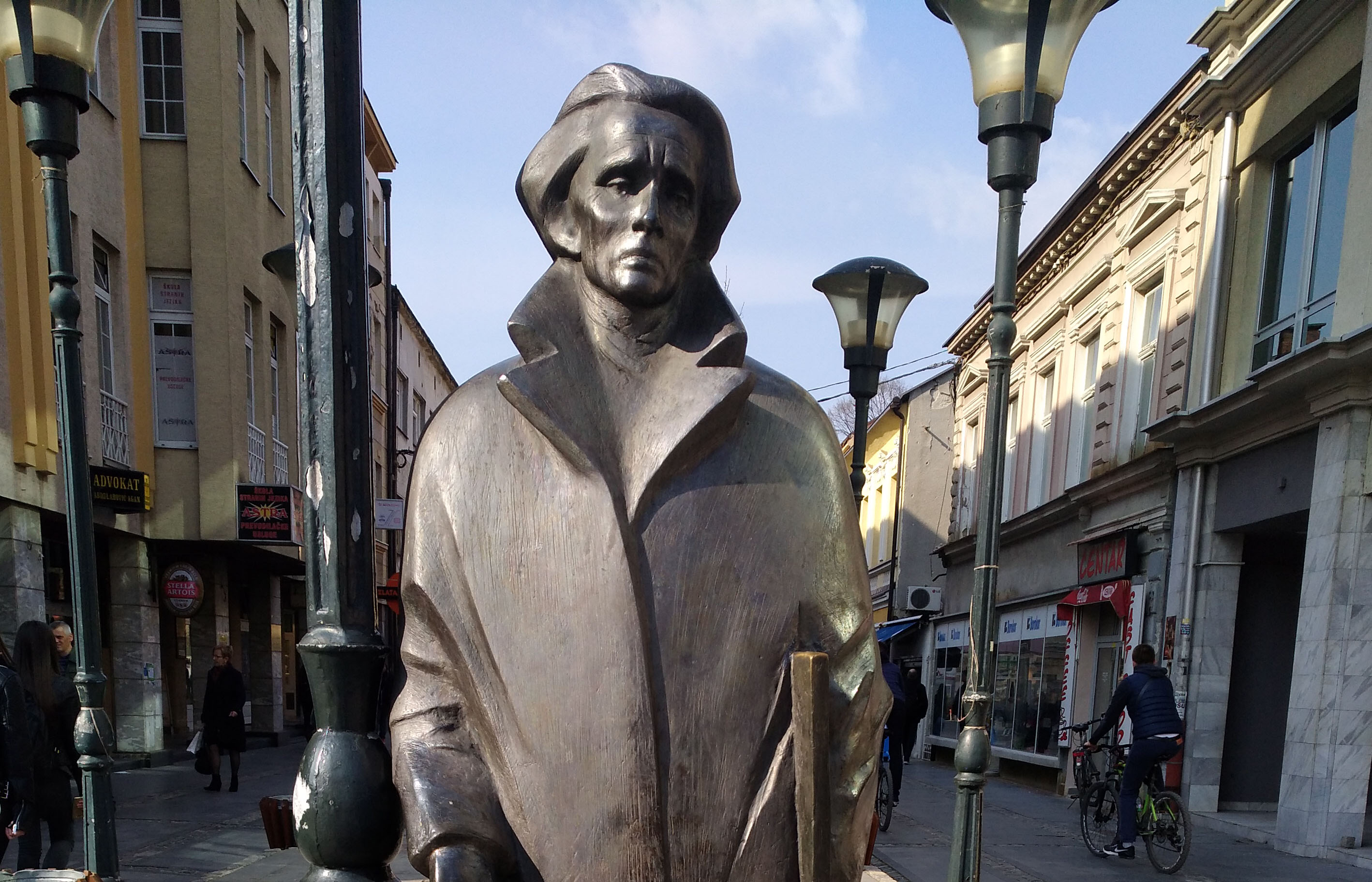 Ismet Mujezinović, statua a Tuzla (foto Sebleouf /Wikimedia)