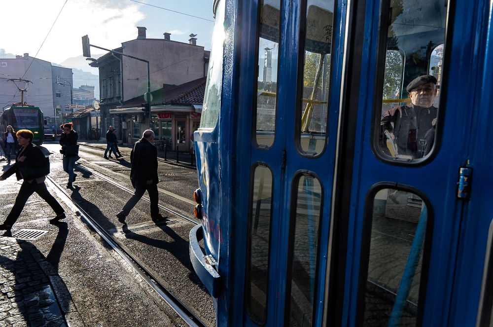 A man sitting on a bus in Sarajevo (© Maurizio Gjivovich)