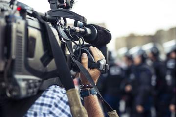 Giornalista al lavoro sul campo - © Don Pablo/Shutterstock