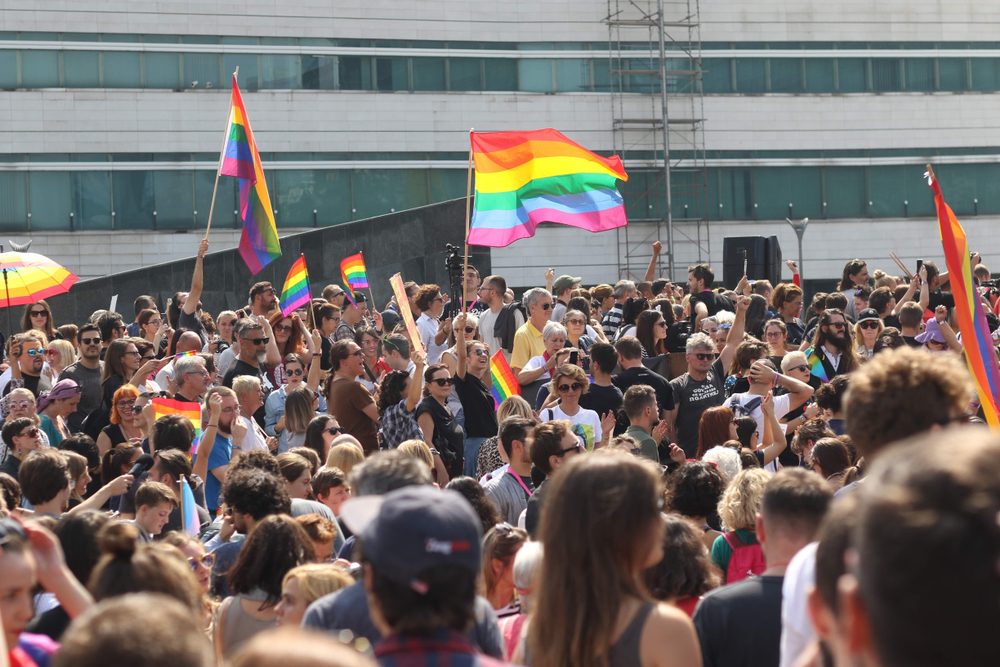 Immagine della folla con bandiere arcobaleno a Pride di Sarajevo lo scorso anno (foto © camobor/Shutterstock)