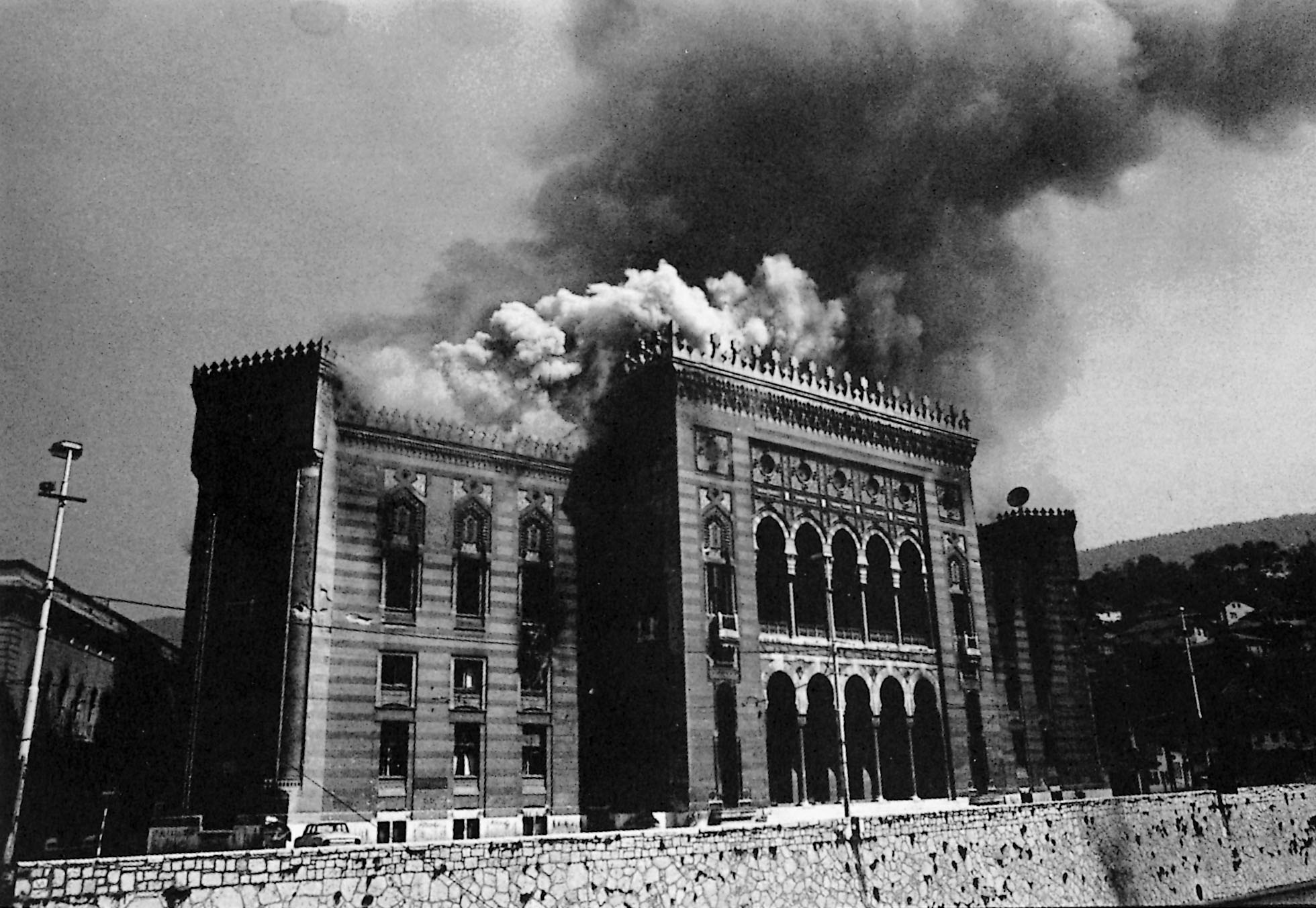 Il bombardamento della Vijećnica (dalla copertina di Sarajevo centro del mondo: diario di un trasloco, ADV) Il bombardamento della Vijećnica (dalla copertina di Sarajevo centro del mondo: diario di un trasloco, ADV)