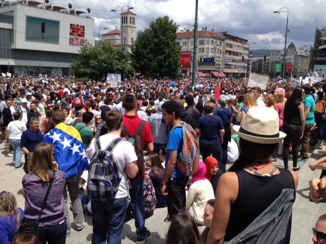 La manifestazione di fronte al Parlamento bosniaco martedi 11 giugno (Foto Andrea Rossini)