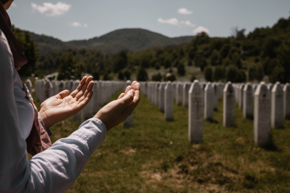 In preghiera presso il Memoriale di Potočari (© Golden Hour999/Shutterstock)