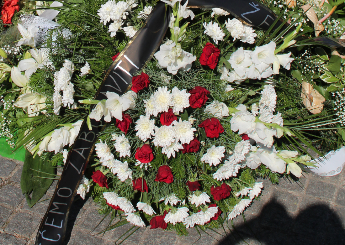 Fiori al Memoriale di Srebrenica, luglio 2015 - foto N.Corritore.JPG