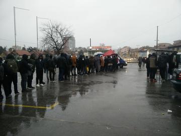 Migranti in fila nei perssi della stazione di Tuzla (foto A. Sasso)