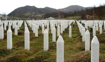 Cimitero a Potocari dove sono sepolte una parte delle vittime del genocidio di Srebrenica - Wikimedia